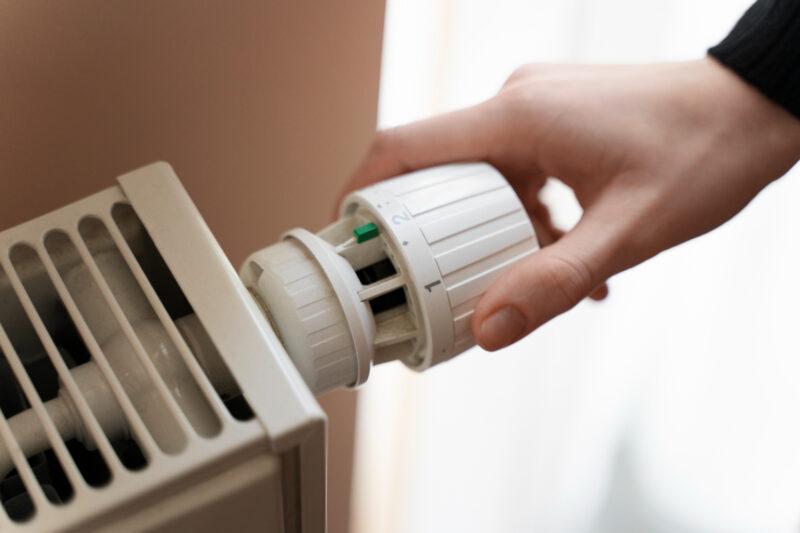 Économiser en ajustant le chauffage pendant les absences : quelle option est la plus efficace ?